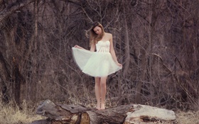 niña de vestido blanco, bosque, solo