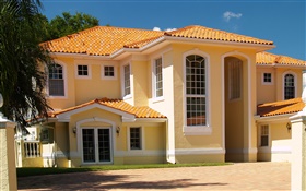 Villa de estilo de color amarillo