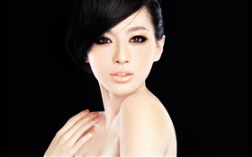 Modelo asiático chica, cara, ojos, manos, fondo negro