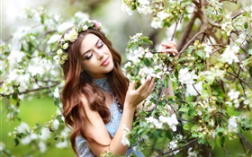 niña de cabello castaño, manzano, flor de flores blancas