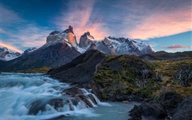 Chile, Patagonia, Parque Nacional Torres del Paine, montañas, río, salida del sol