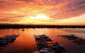 Costa, mar, barcos, muelle, noche, puesta del sol, cielo rojo, nubes HD fondos de pantalla