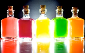 botellas de colores, cinco colores diferentes, luz