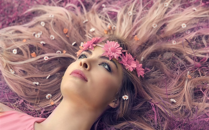 Chica tendida suelo, los labios, corona de flores, flores, el pelo largo Fondos de pantalla, imagen