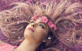 Chica tendida suelo, los labios, corona de flores, flores, el pelo largo HD fondos de pantalla