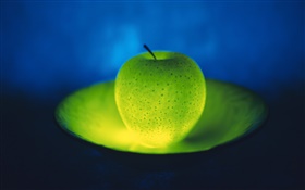 fruta luz, manzana verde en la placa