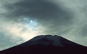 Vista nocturna del Monte Fuji, la luna, las nubes, Japón HD fondos de pantalla