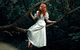 Chica de pelo rojo, vestido blanco, bosque, árbol
