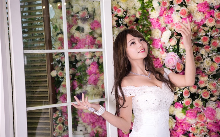 Asia niña sonrisa, vestido de blanco, fondo de las flores Fondos de pantalla, imagen
