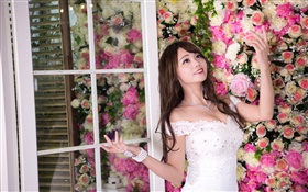 Asia niña sonrisa, vestido de blanco, fondo de las flores
