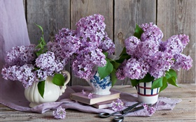 Florero, lila, flores púrpuras, libros, tijeras