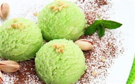 helado de color verde, frutos secos, alimentos dulces