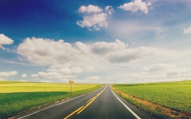 Verde hierba, camino, carretera, nubes