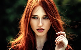 Preciosa niña de pelo rojo, ojos azules
