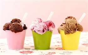 Tres tipos de helados, chocolate, frambuesa, postre