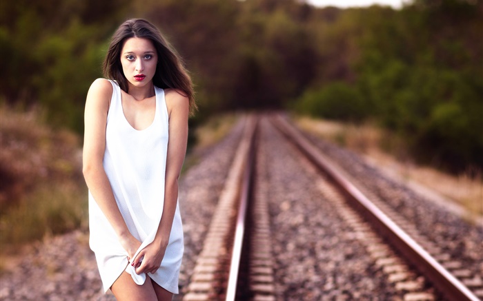 niña de vestido blanco en el ferrocarril Fondos de pantalla, imagen