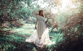niña de vestido blanco en el bosque, el sol, el deslumbramiento