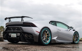Lamborghini Huracán superdeportivo gris en la lluvia