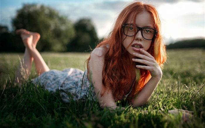 niña de pelo rojo que miente hierba, vasos Fondos de pantalla, imagen
