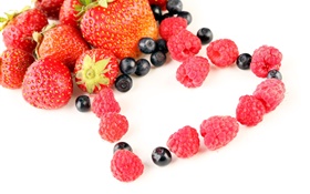 Las fresas, frambuesas, arándanos, frutas, corazones del amor