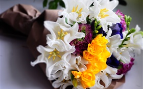 Flores de ramo, tulipanes blancos y amarillos