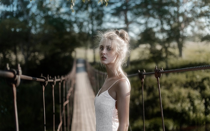 Vestido blanco chica rubia en el puente Fondos de pantalla, imagen