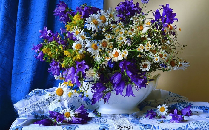 Flores blancas amarillas azules, florero Fondos de pantalla, imagen