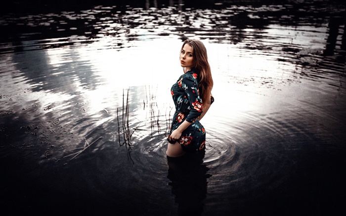 Chica en el agua del estanque Fondos de pantalla, imagen