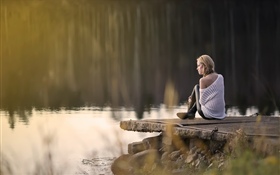 La muchacha se sienta en el lado del lago HD fondos de pantalla