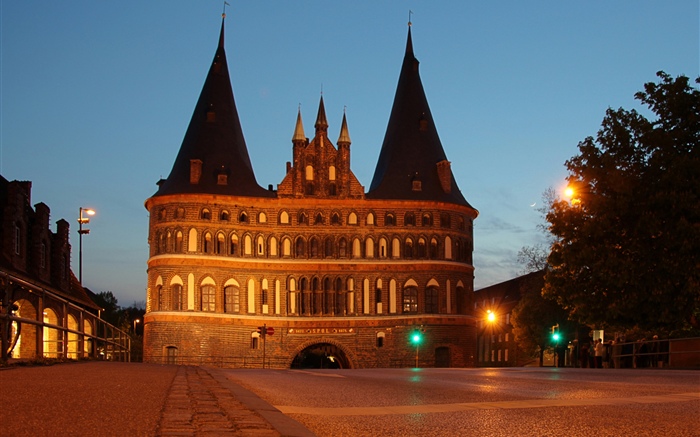 Alemania, Holstentor, Lubeck, castillo, noche, luces Fondos de pantalla, imagen