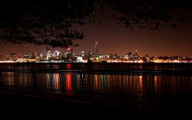Noche de la ciudad, luces, río.