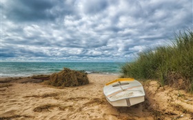 Playa, mar, bote, hierba, nubes HD fondos de pantalla