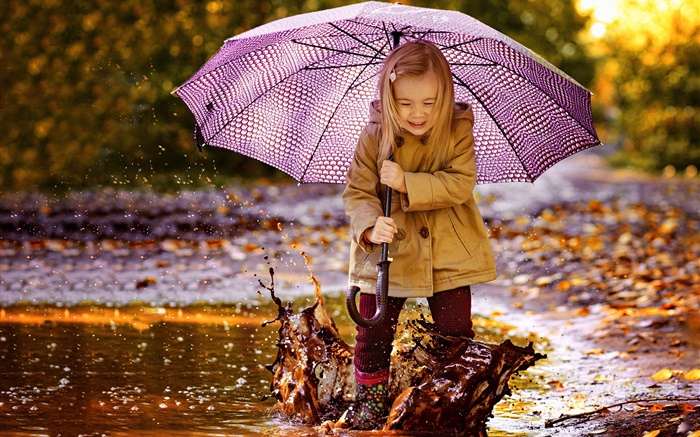 Linda niña, agua de juego, paraguas Fondos de pantalla, imagen