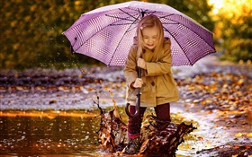 Linda niña, agua de juego, paraguas